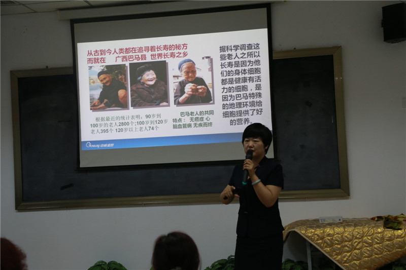 謝維靜講課.jpg