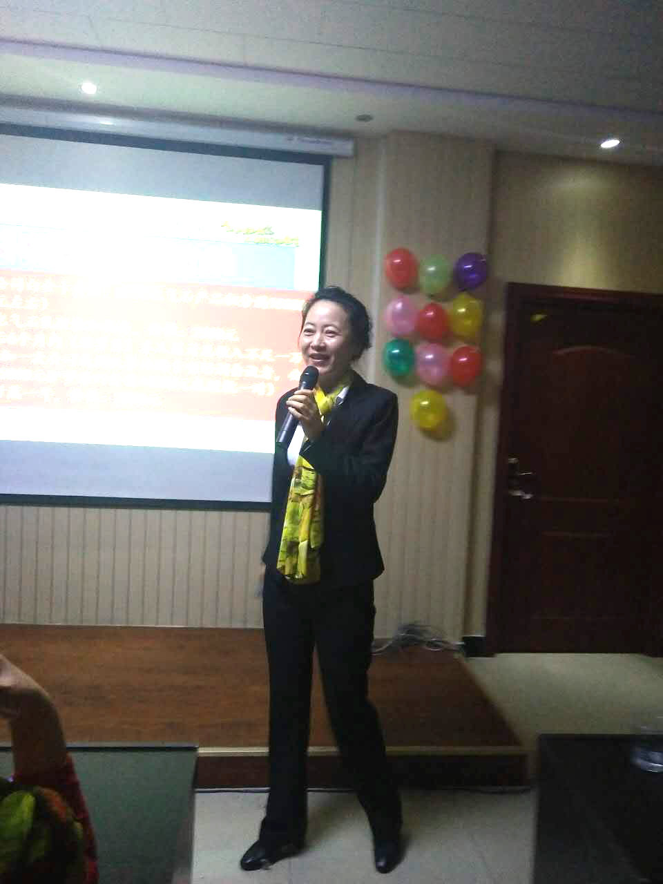 李靜館長宣讀現(xiàn)場政策.jpg